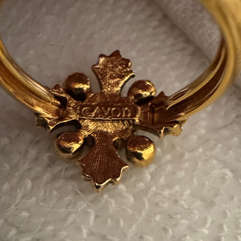 Avon Gold Ring with Black and Pearl Details - Picture 2 of 6